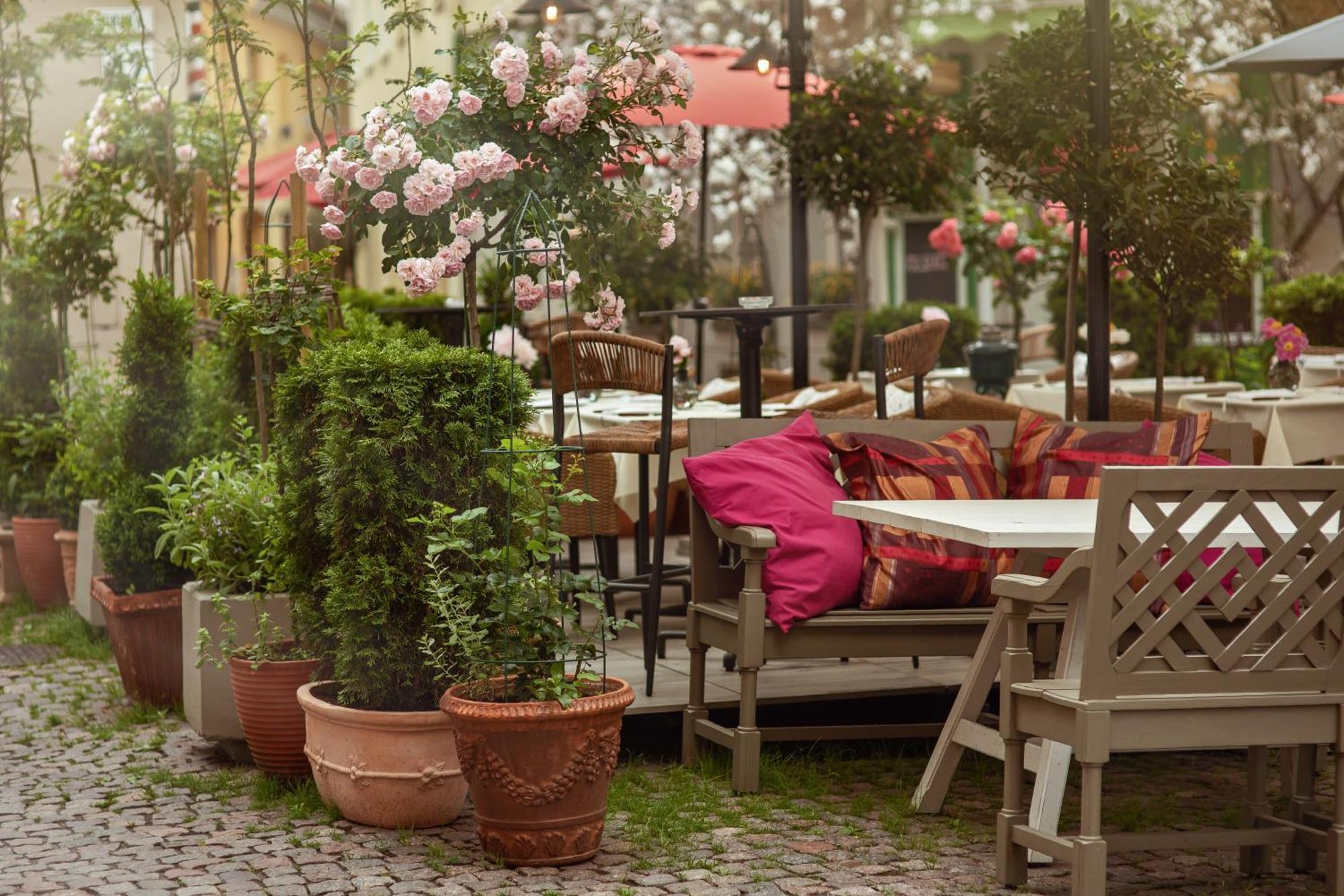 Stikliai Hotel - Relais & Chateaux Vilnius Exterior photo The restaurant's garden