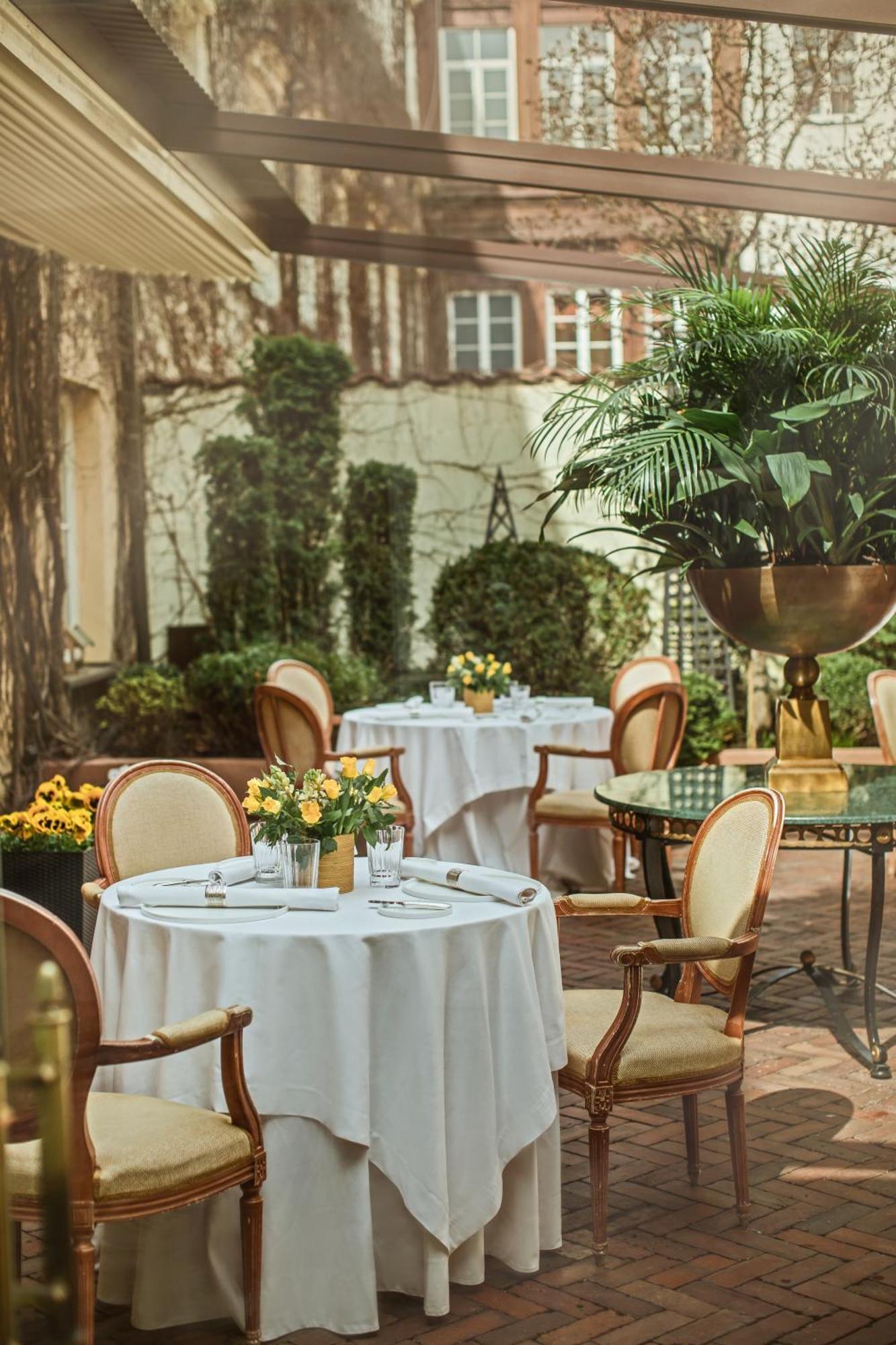 Stikliai Hotel - Relais & Chateaux Vilnius Exterior photo The hotel's courtyard