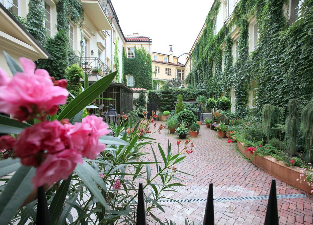 Stikliai Hotel - Relais & Chateaux Vilnius Exterior photo The courtyard of the hotel