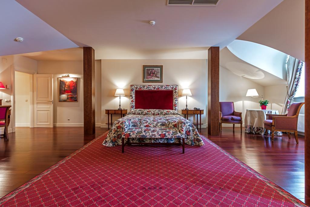 Stikliai Hotel - Relais & Chateaux Vilnius Exterior photo A suite at the Hotel de Ville